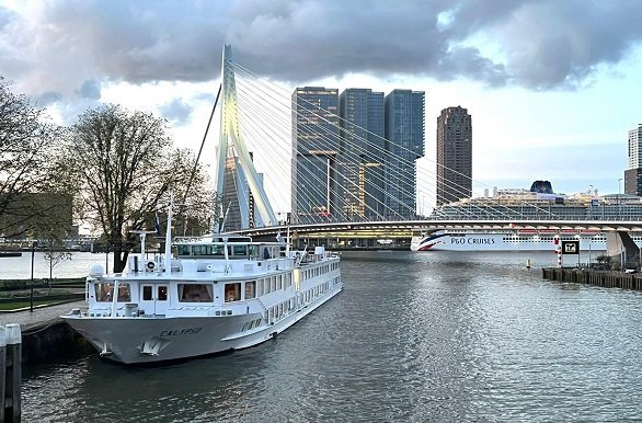 Calypso bij de Erasmus brug