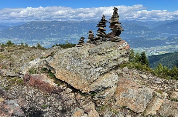 Karinthië wandelen piramide van stenen