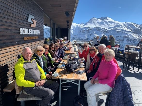 Skivakantie groep op een terras