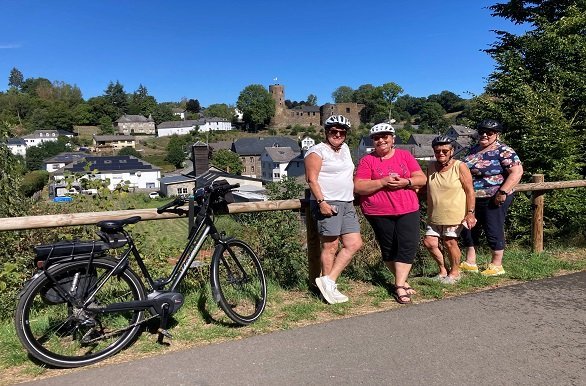 Dames tijdens het fietsen over de Vennbahn