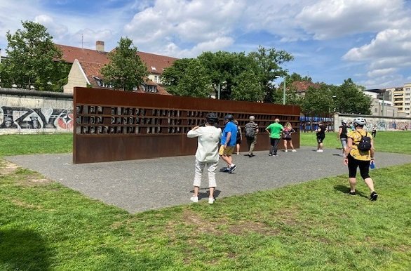 monument bij de voormalige muur