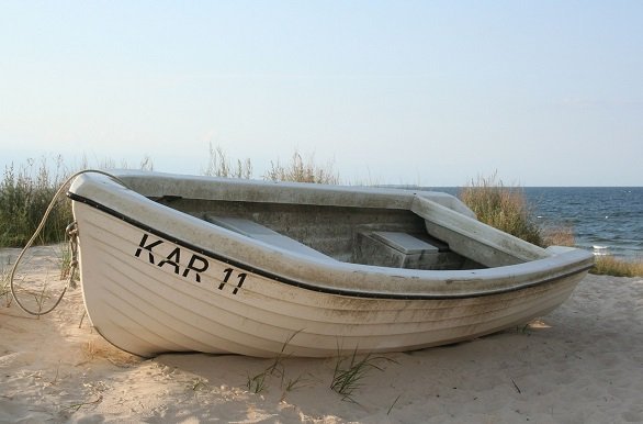 bootje op strand