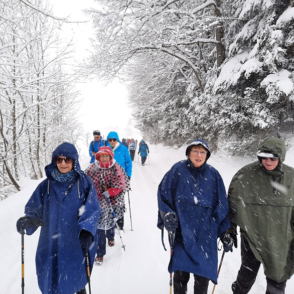 wandelaars in de sneeuw