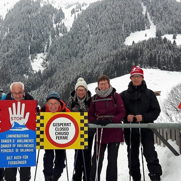 Wandelaars bij bord gesloten