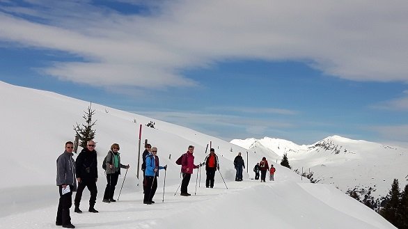 Wandelaars in de sneeuw 