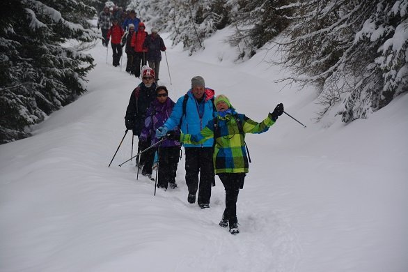 Wandelaars in de hoge sneeuw 