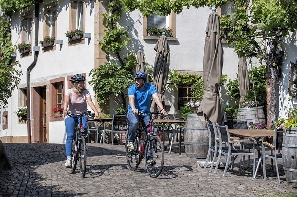 Fietsers Deutsche Weinstrasse door dorpje