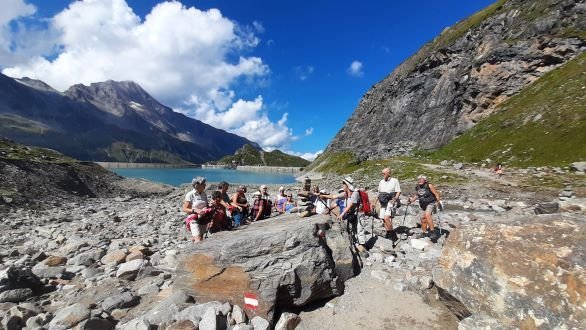 wandelvakantie zell am see wandelaars op rotsen