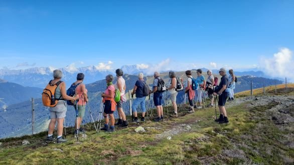 wandelvakantie zell am see groep wandelaars uitzicht