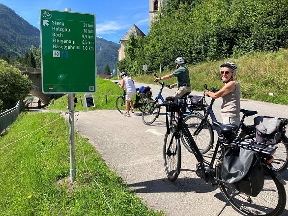 Fietsers bij fietsbord