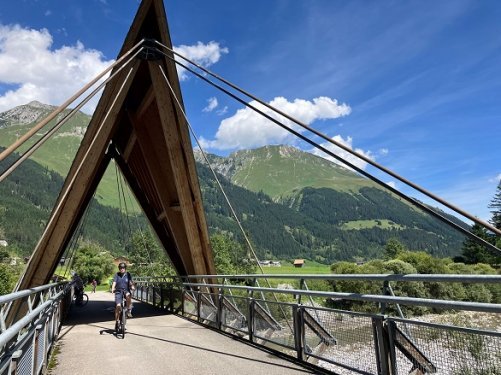 Fietser op brug over de Lech
