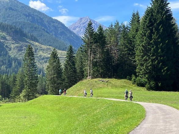 Fietsers tussen de bergen