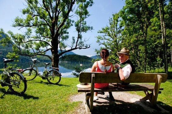 Fietsers op bankje  Fietsers op bankje