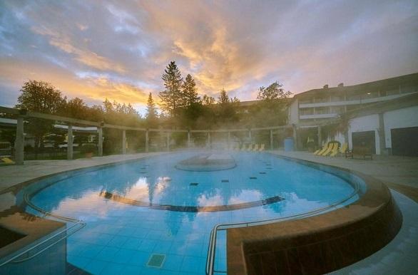 Hotel Nouri buiten zwembad