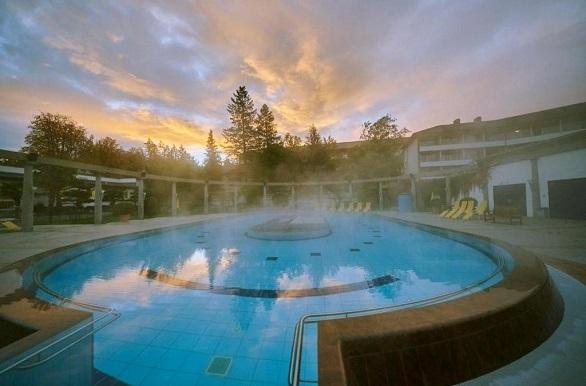Hotel Nouri buiten zwembad