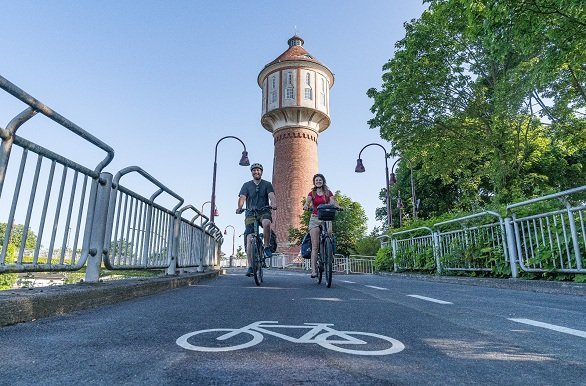 Emslandradweg Fietsers met watertoren