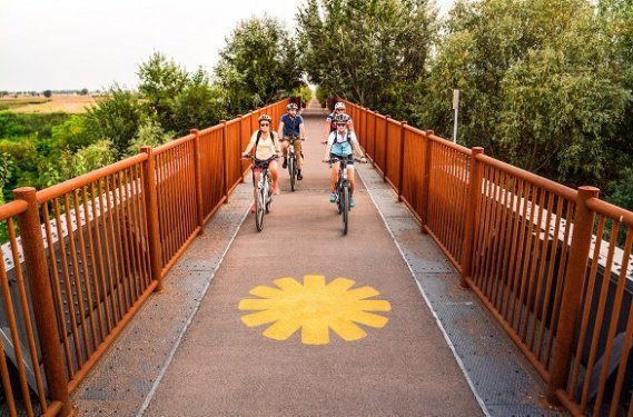 Route du Sole fietsers op brug