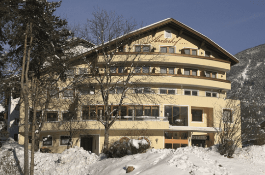 hotel Arzlerhof  hotel in sneeuw