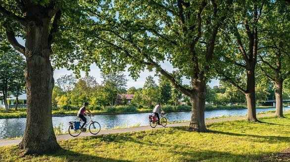 Fietsers langs het kanaal