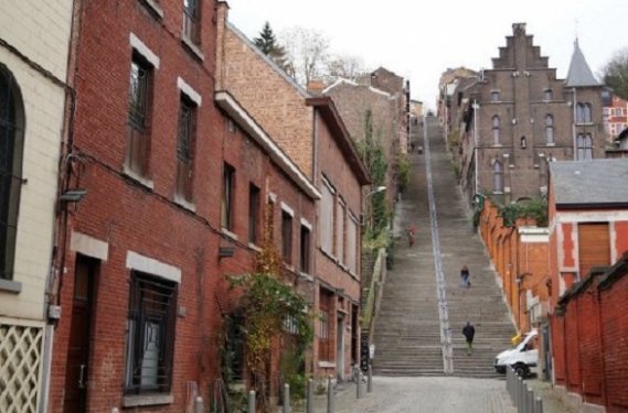 trappen van Luik tijdens fietsvakantie in Nederland langs de maas tijdens groepsreis op een cruiseboot trappen van Luik tijdens fietsvakantie in Nederland langs de maas tijdens groepsreis op een cruiseboot